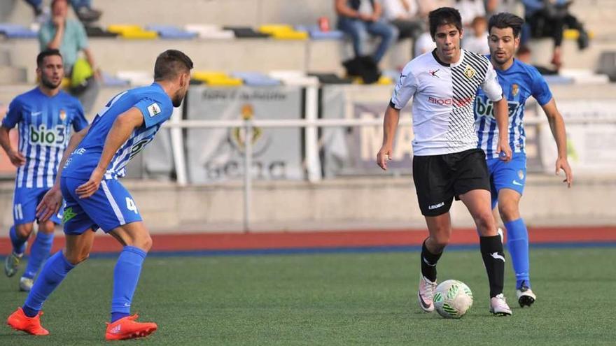 Roni controla el balón en el choque de la primera vuelta.