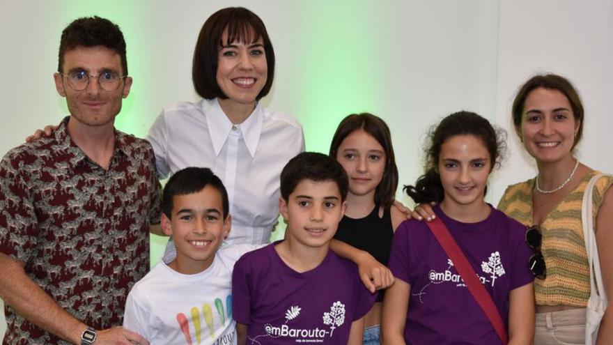 A ministra Morant con docentes e alumnos de Barouta