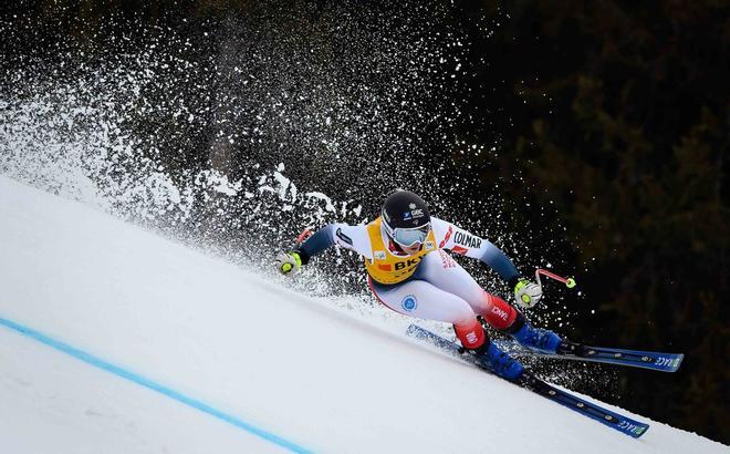 La francesa Laura Gauche compite durante el evento femenino Super-G en la Copa del Mundo de Esquí Alpino Combinado de la FIS en Crans-Montana.