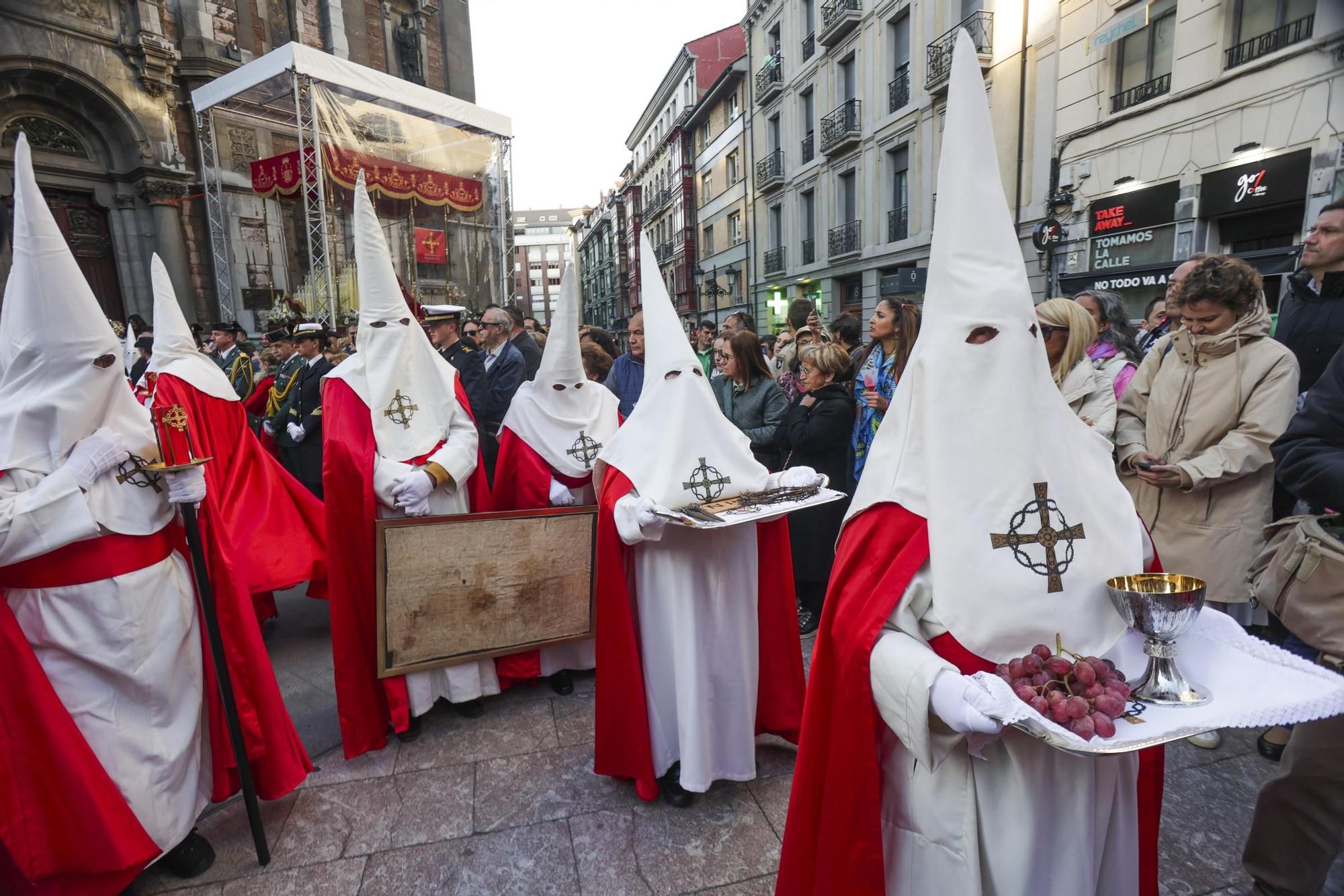 "Toda su vida fue maltratado y finalmente alguien miraba por él": las fotos de la procesión de Jesús Cautivo en Oviedo
