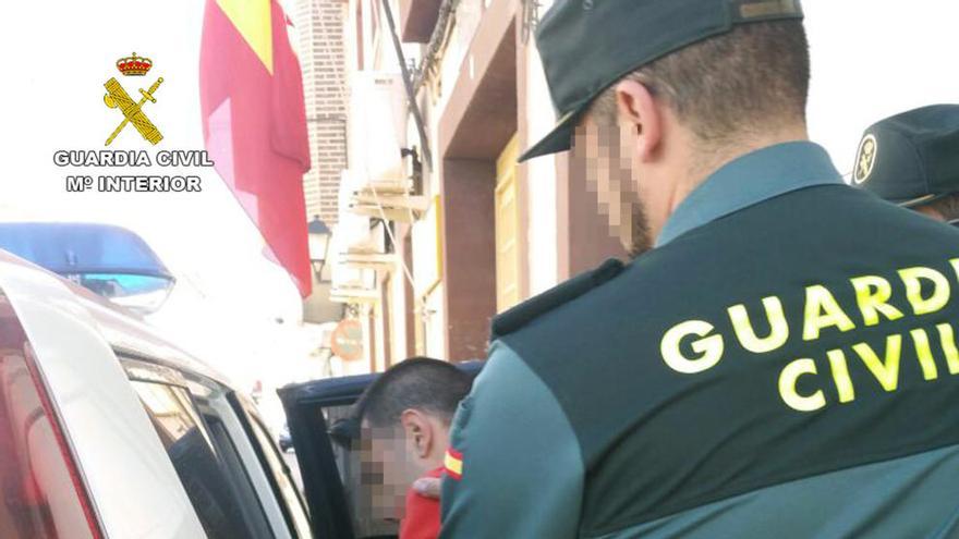 Agentes de la Guarcia Civil con uno de los arrestados