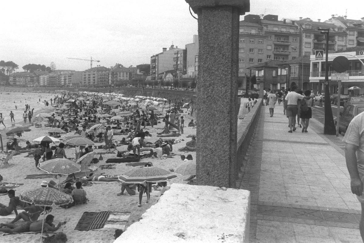 Playa de Silgar, con marea alta y llena de bañistas, en agosto 1994.