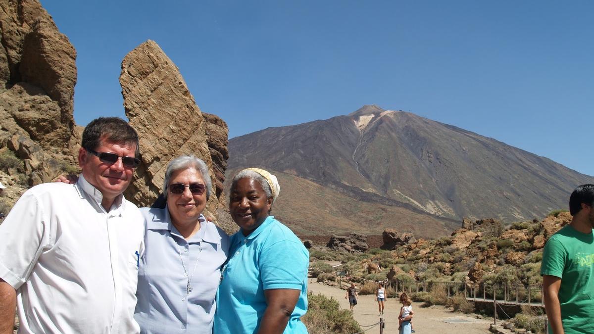 Sor Larai (c), durante una visita al Teide.