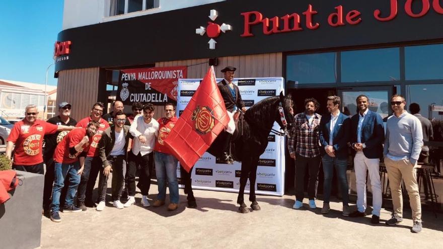 Molango, Sastre y Abdón, entre otros, en el acto de la inauguración del local de Betpoint en Menorca.