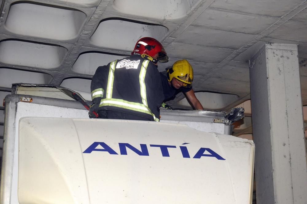 Un camión atascado en el túnel de María Pita