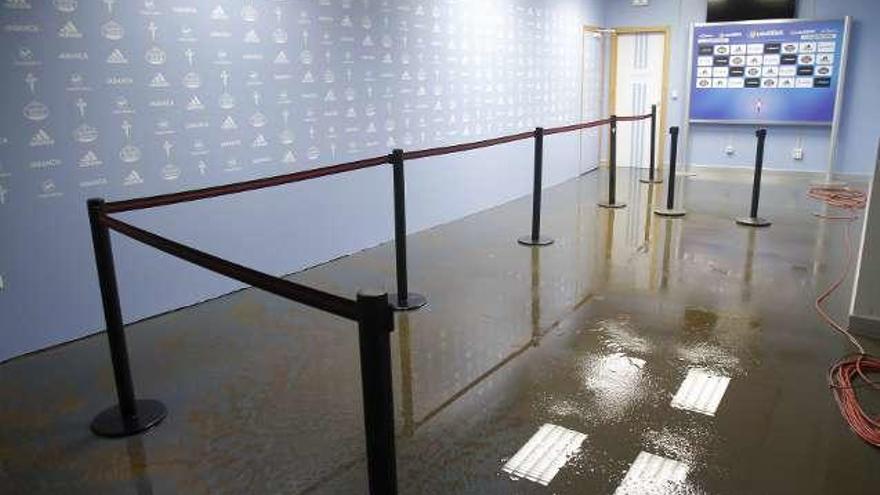 El pasillo y zona de prensa, inundados. // A. Irago