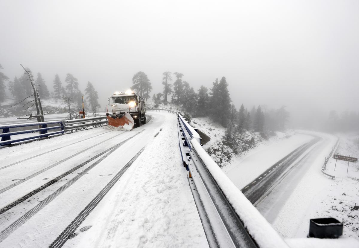 En Belagoa, Navarra, la nieve cubre ya en el primer temporal las carreteras y los montes del pirineo navarro