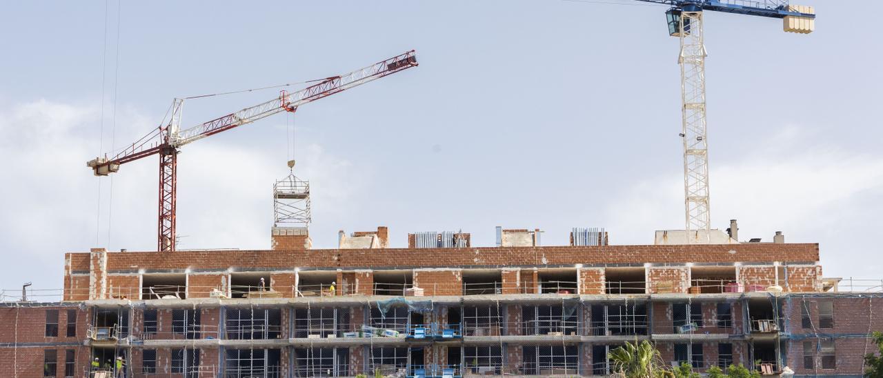 Pisos en construcción en el barrio de Benicalap de València.