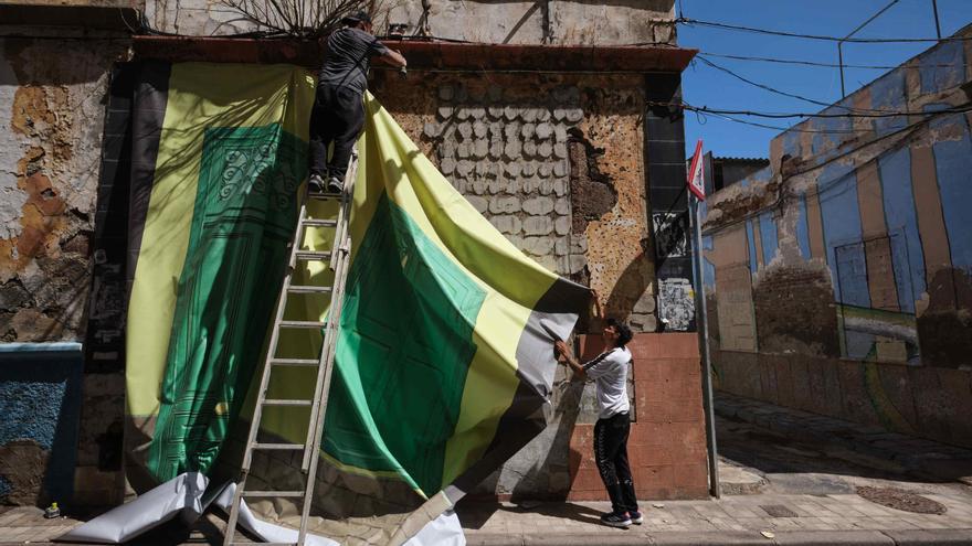 El distrito Centro reviste con lonas casas viejas de la calle Señor de las Tribulaciones