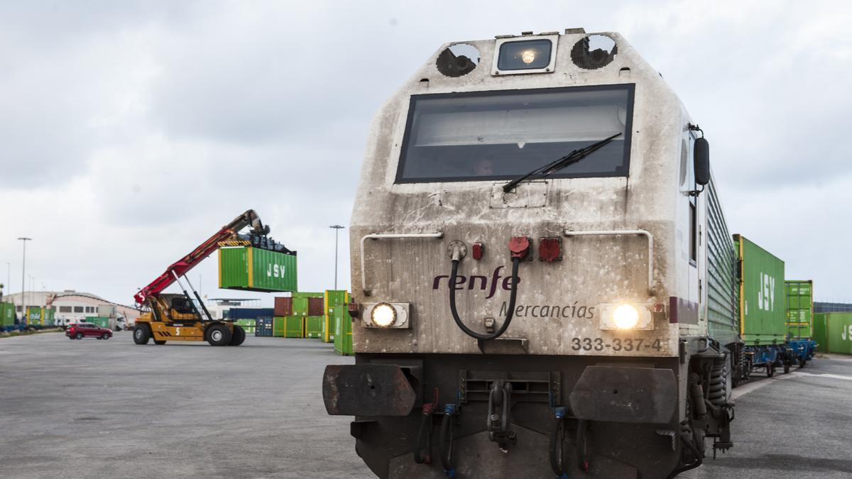 Carga de contenedores en un ferrocarril con destino a Miranda de Ebro.