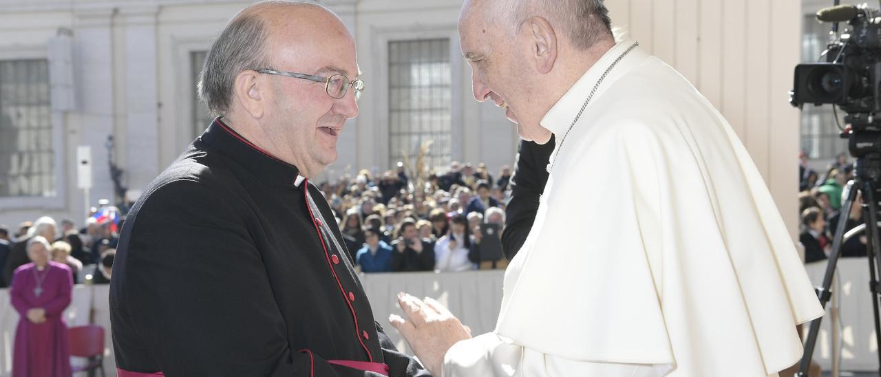 Francisco Conesa junto al Papa Francisco tras su nombramiento como obispo de Solsona el pasado enero