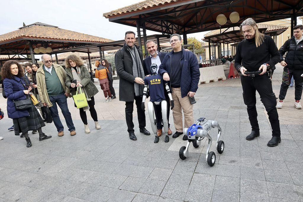 La demostración de los dos robots que han estado este martes en el Campus de Los Jerónimos de la UCAM, en imágenes