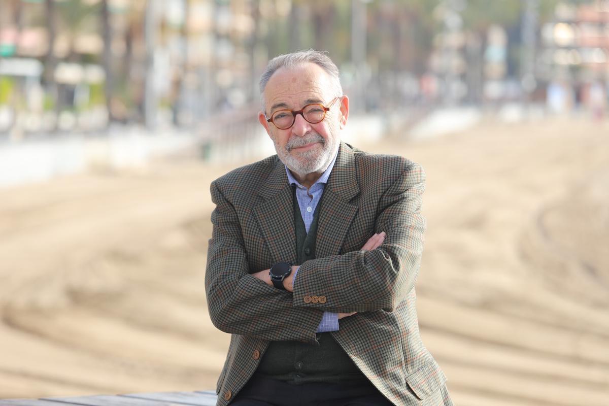 Martínez-Campillo, en el paseo de la playa del Cura de Torrevieja