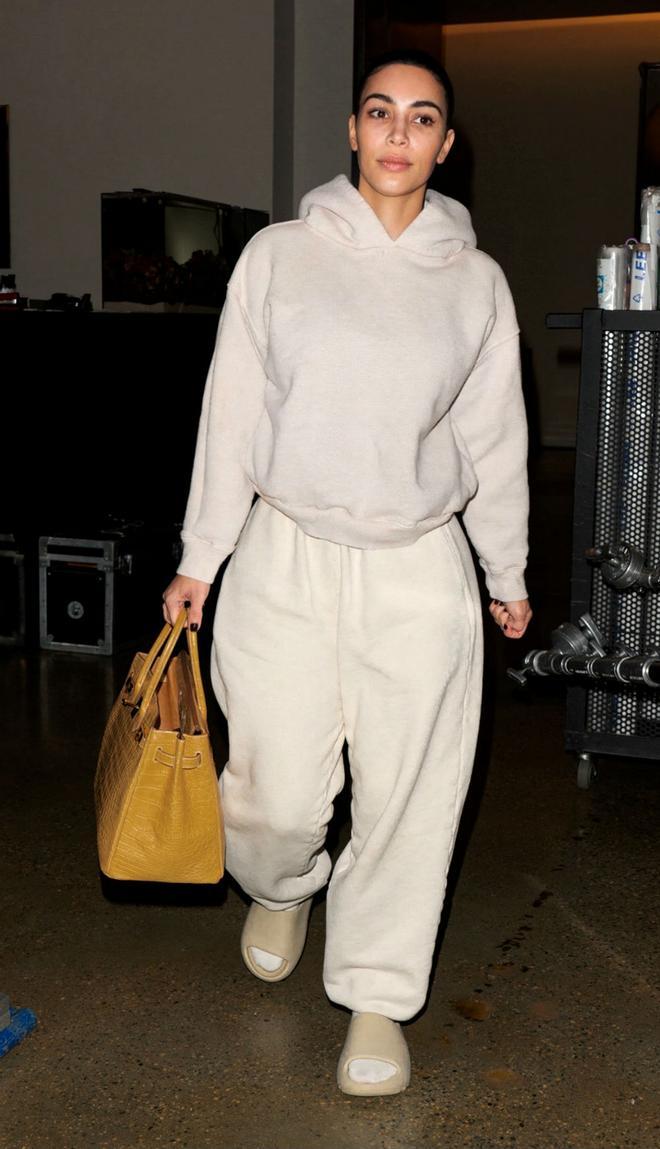 Kim Kardashian con chandal y bolso