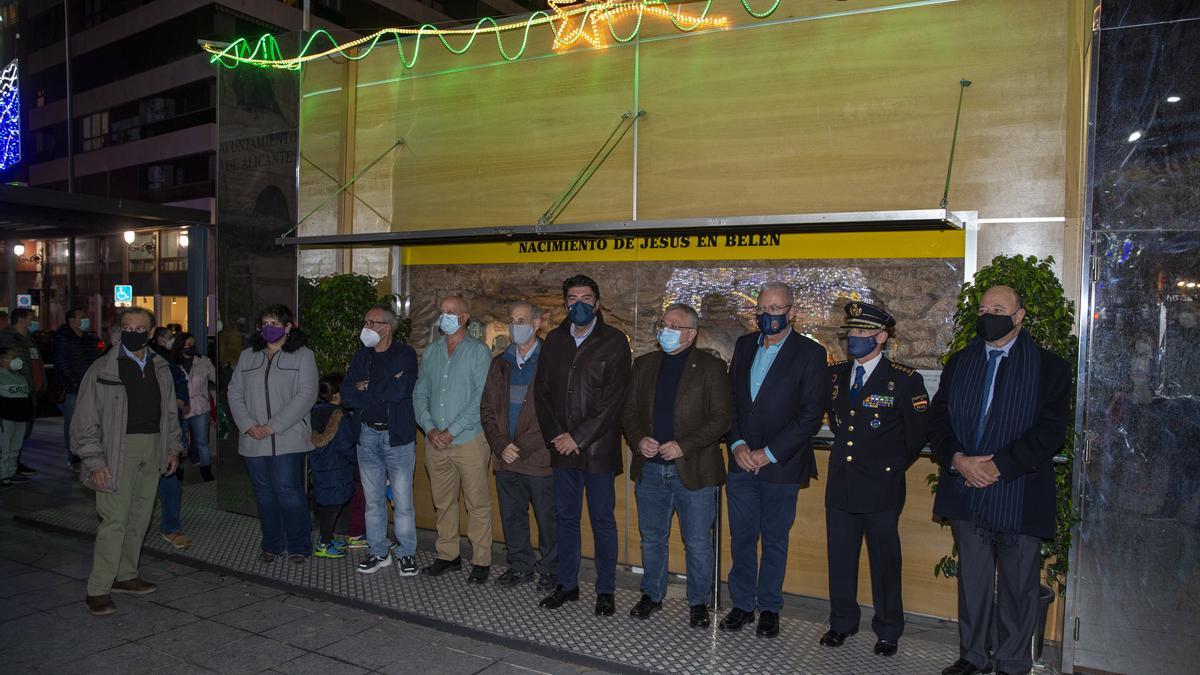 Las autoridades asistentes a la inauguración del Nacimiento