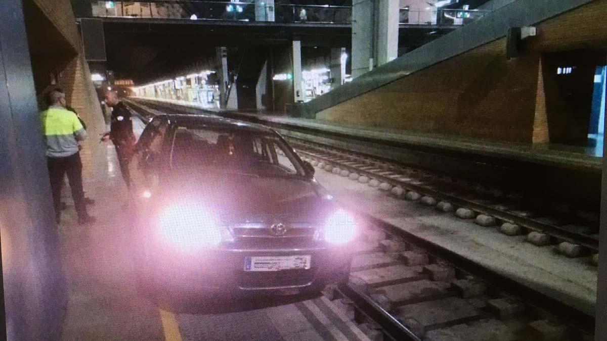 Conductor circula 800 mts por el anden de la estación en Sevilla.