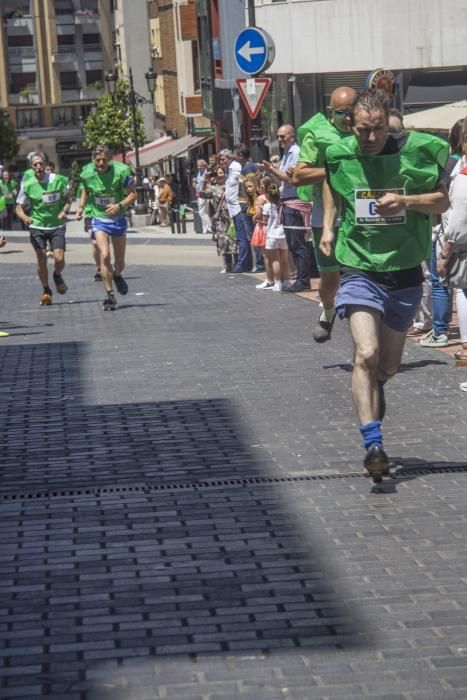 Carrera con madreñas en la calle Gascona