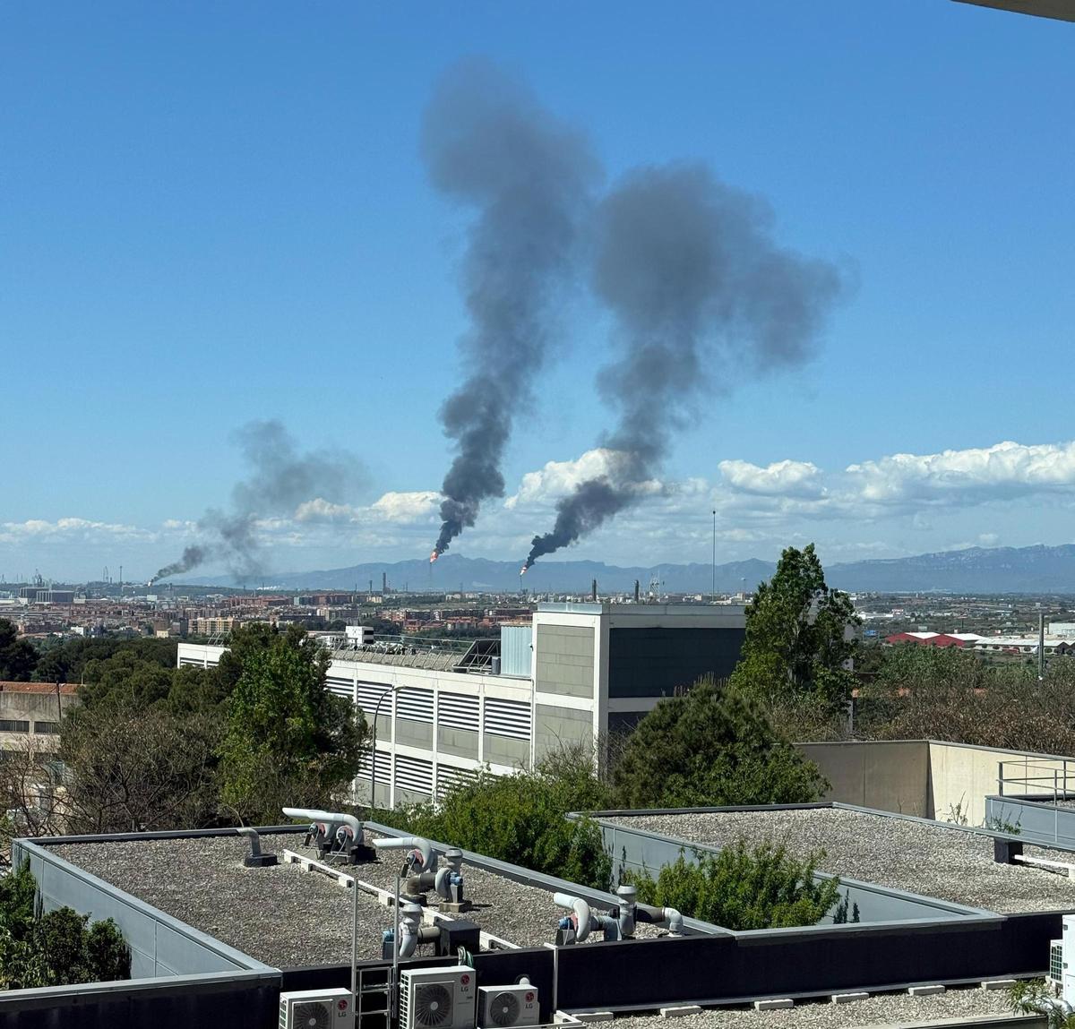 La humareda de las empresas químicas desde el campus Sescelades de la URV.