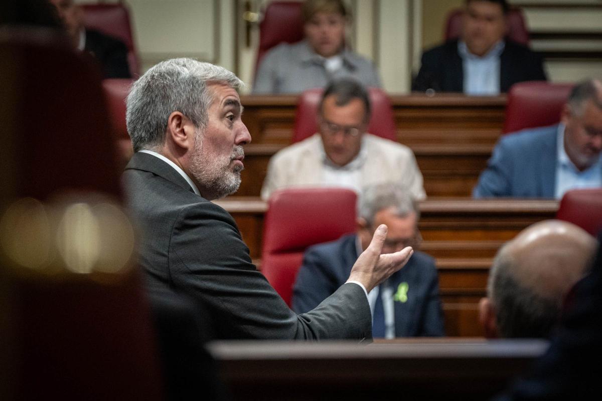 El presidente Fernando Clavijo durante una de sus intervenciones en el Parlamento con la bancada socialista al fondo.