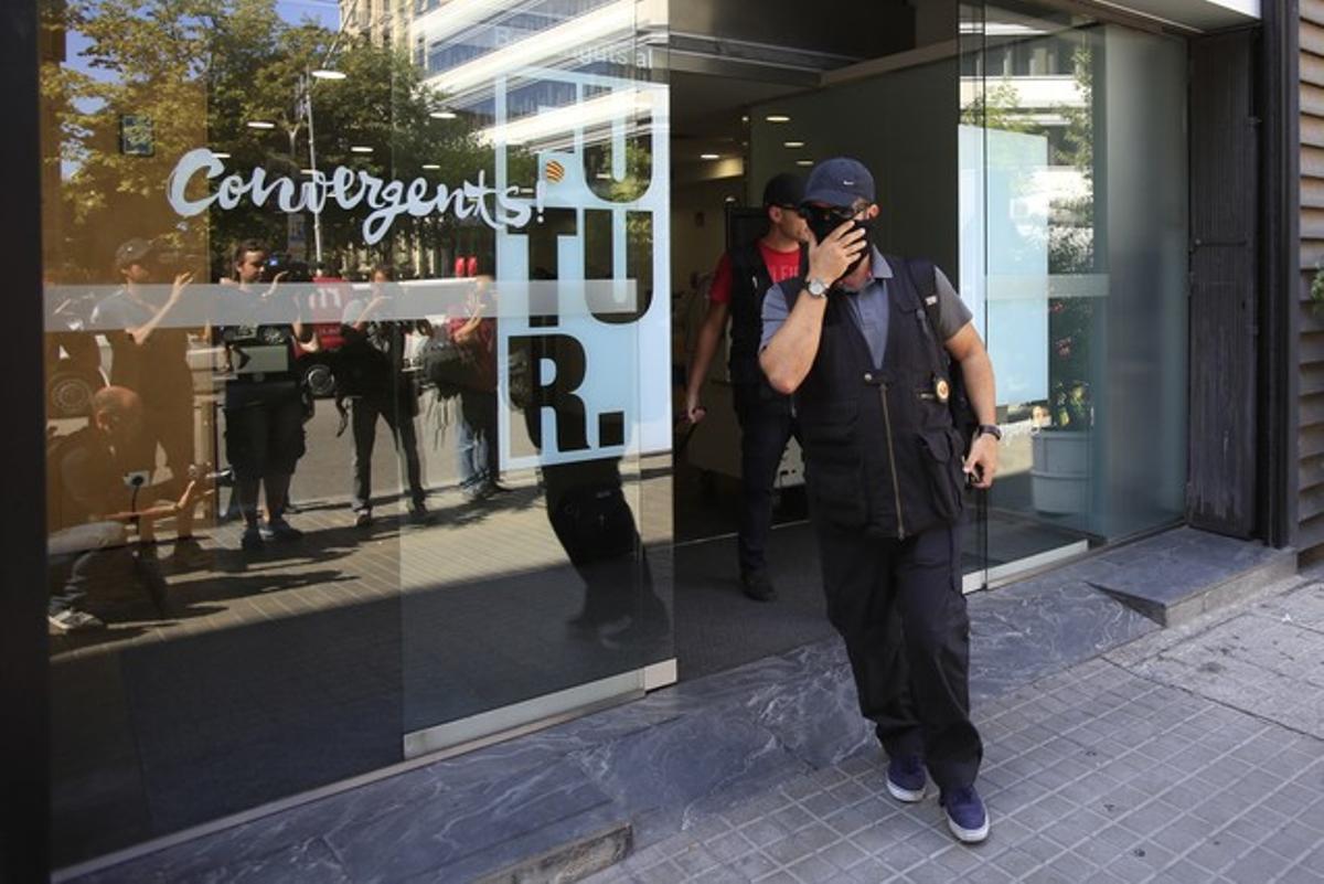 Un agent de la Guàrdia Civil a la sortida de la seu de Convergència al carrer Còrsega (Barcelona). 