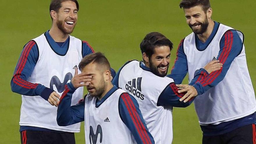 Ramos, Isco, Pique y Jordi Alba durante la sesión de entrenamiento previa al duelo de hoy contra Costa Rica.