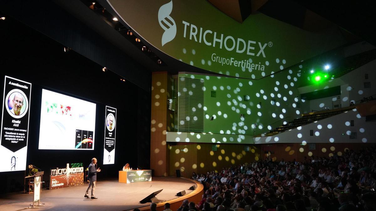Khalid Akdi, director general de Trichodex, durante su participación en el Microbioma Forum, ante productores, enpresas auxiliares, investigadores y científicos de 32 países.