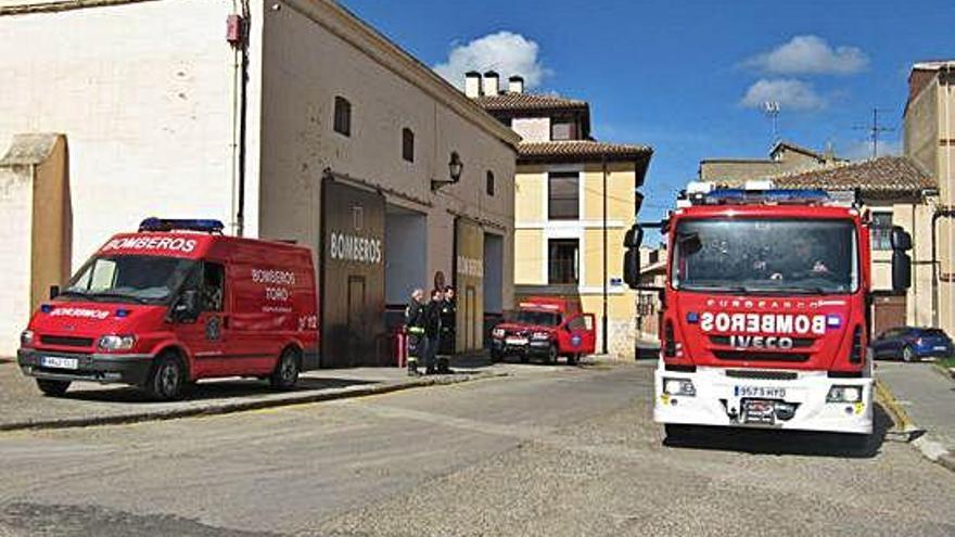 Vehículos e instalaciones del Parque de Bomberos de Toro situado en la plaza de San Agustín.