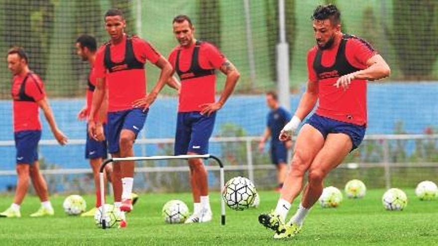 Ghilas practica uno de los ejercicios de pase preparados por el cuerpo técnico del Levante UD en la Ciudad Deportiva.