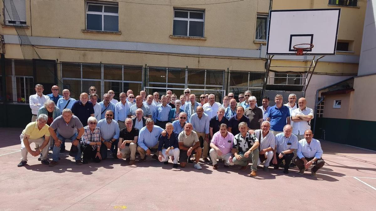 El grupo de antiguos alumnos del Colegio San Luis de Pravia.