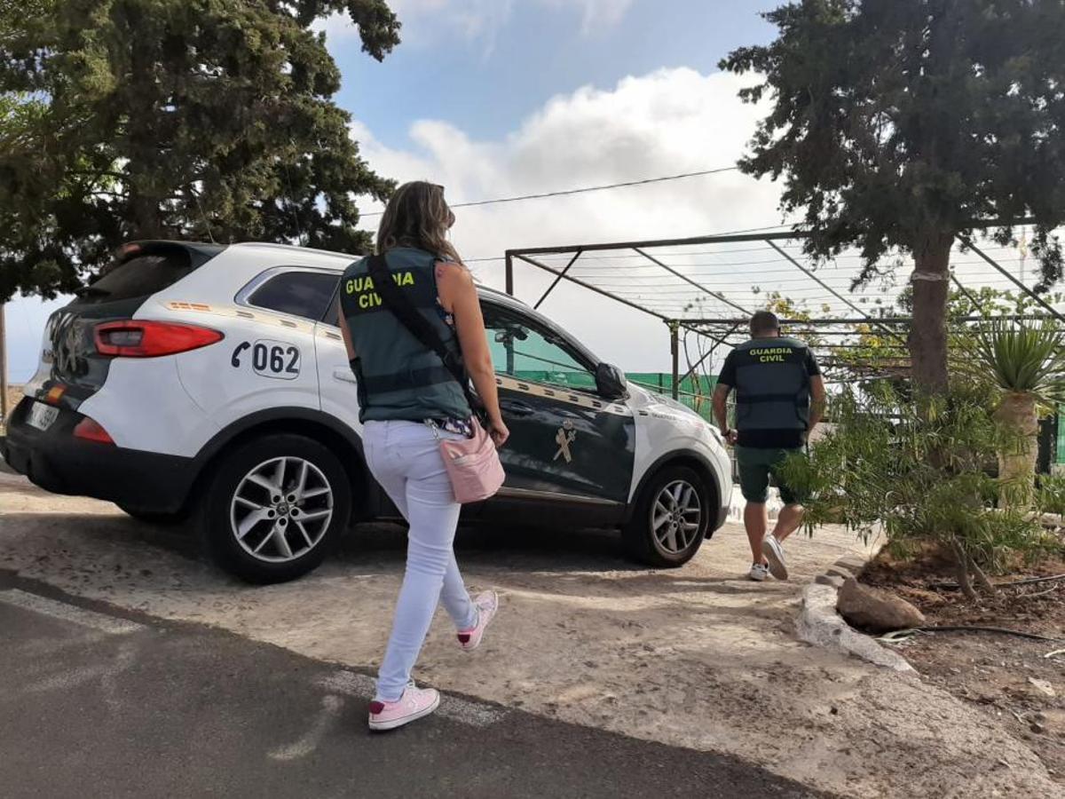 La Guardia Civil extrae las primeras evidencias.