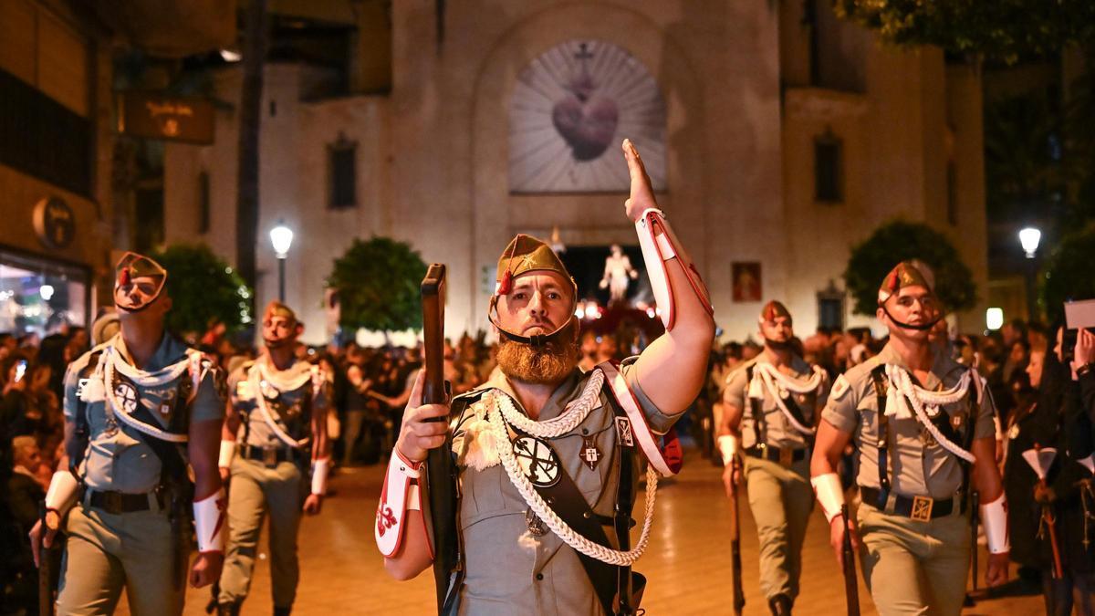 Los Legionarios cantan El Novio de la Muerte al Cristo del Perdón en Elche