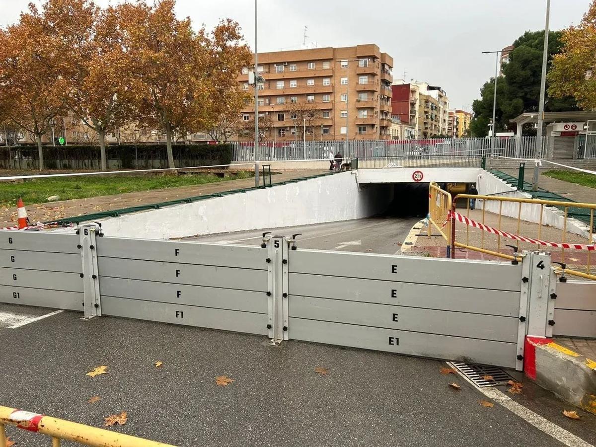 Las compuertas instaladas ya en Aldaia ante posibles desbordamientos del barranco de La Saleta.