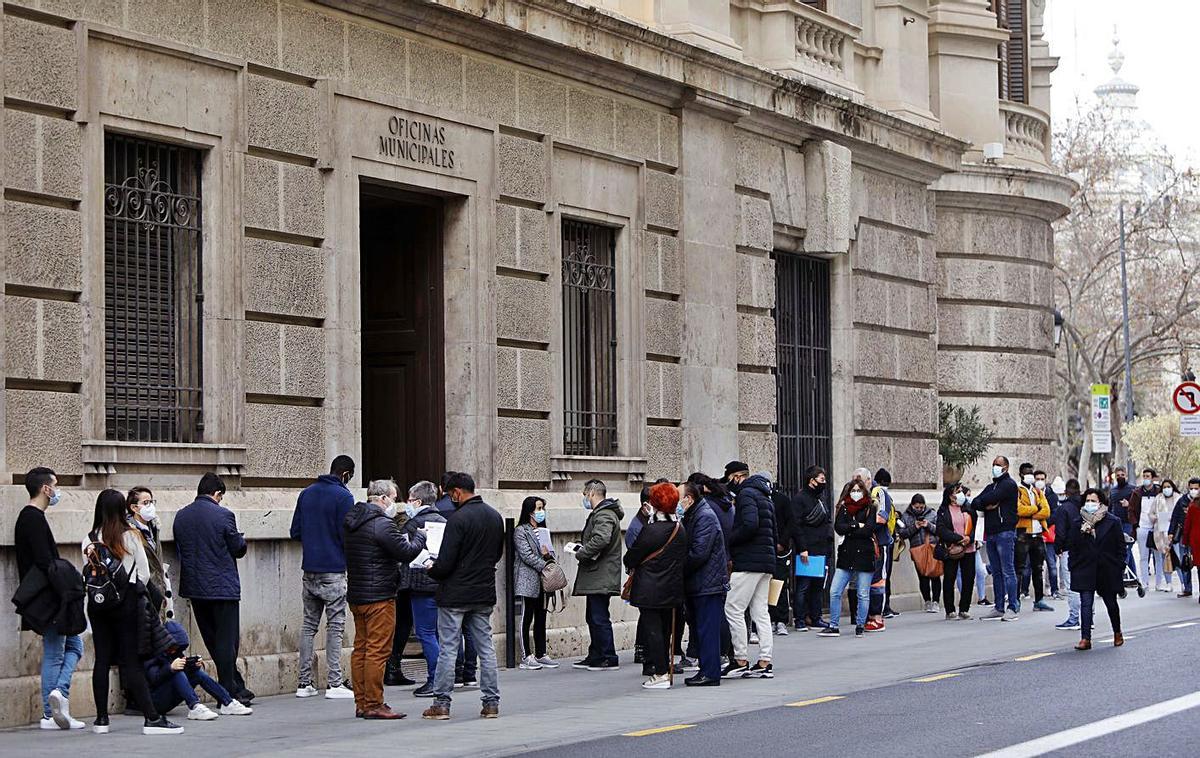 Colas para tramitar solicitudes del  padrón (especiales y ordinarias) durante la pandemia. | M.A.MONTESINOS