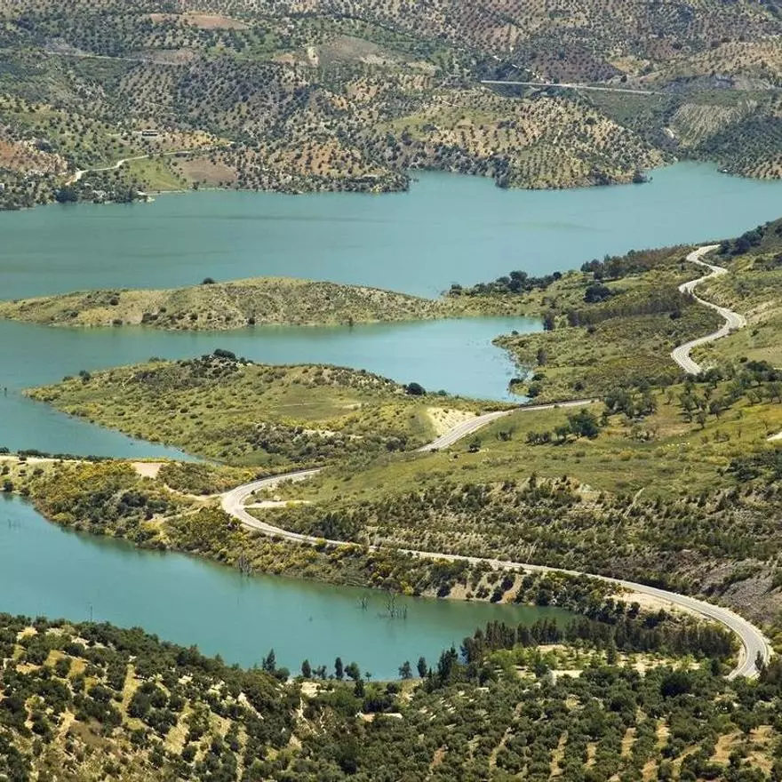 El remedio natural contra el calor de Sevilla está en este pequeño pueblo y sus enormes lagunas: tiene rutas, antiguas estaciones de tren y restos prehistóricos