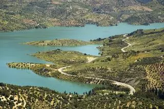 El remedio natural contra el calor de Sevilla está en este pequeño pueblo y sus enormes lagunas: tiene rutas, antiguas estaciones de tren y restos prehistóricos