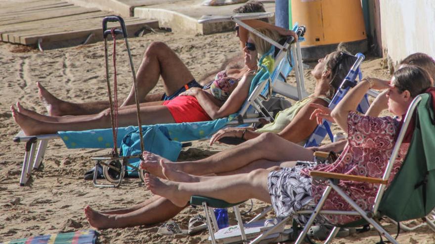 Varias personas toman el sol en Torrevieja el pasado diciembre.