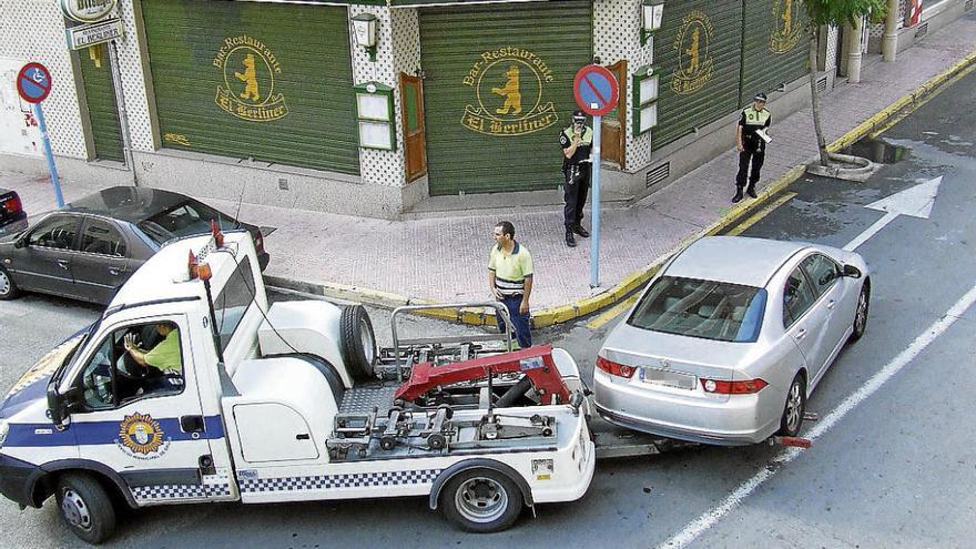 Una grúa se lleva un vehículo en Torrevieja.