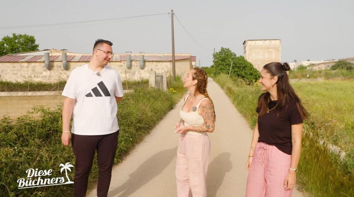 Danni Büchner sucht das Gepräch mit Volkan und Jada.