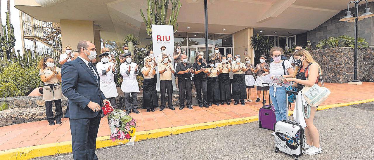 Los empleados del hotel Oliva Beach reciben el pasado 21 de junio a las primeras clientas tras la reapertura del hotel.