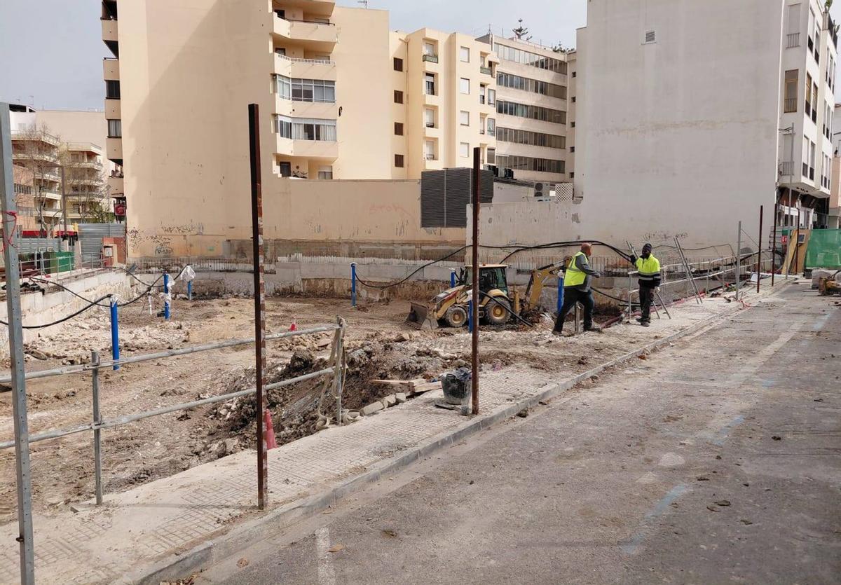 Operarios ayer en la obra en el frontal de la Calle Madrid. | C.N.