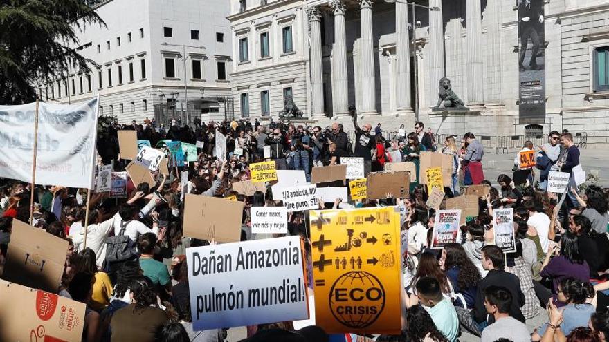 Manifestación de los jóvenes ante el Congreso.