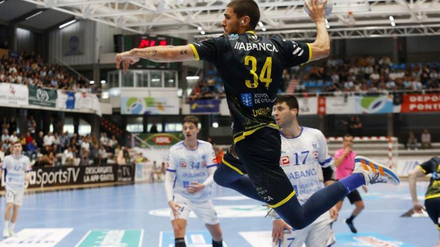 “Este equipo, el club y la afición se merecen seguir en la Asobal”