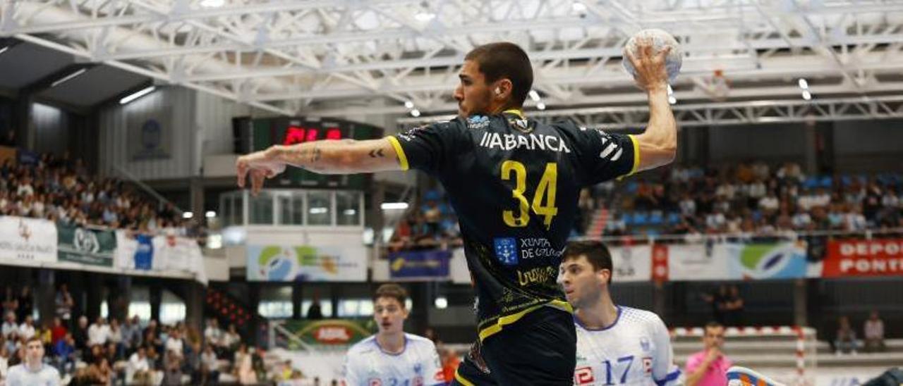 Mario Dorado se eleva para lanzar en el derbi de Pontevedra ante el Cisne. |  // GUSTAVO SANTOS