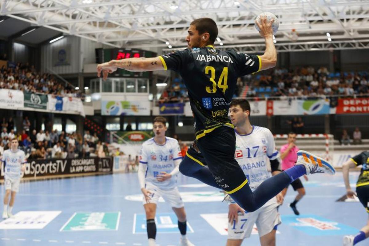 Mario Dorado se eleva para lanzar en el derbi de Pontevedra ante el Cisne. |  // GUSTAVO SANTOS