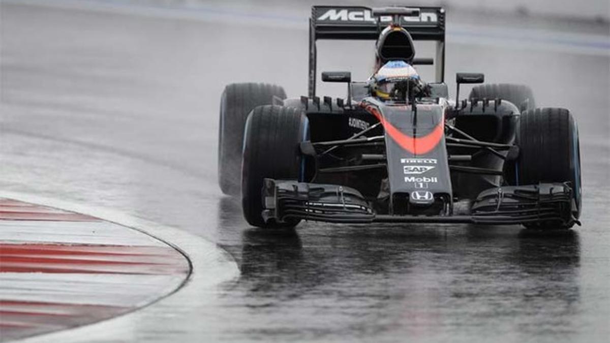 Fernando Alnso durante la segunda sesión de entrenamientos libres del GP de Rusia