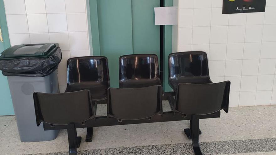 Imagen del ascensor del centro de salud con el cartel de averiado. | LP / DLP