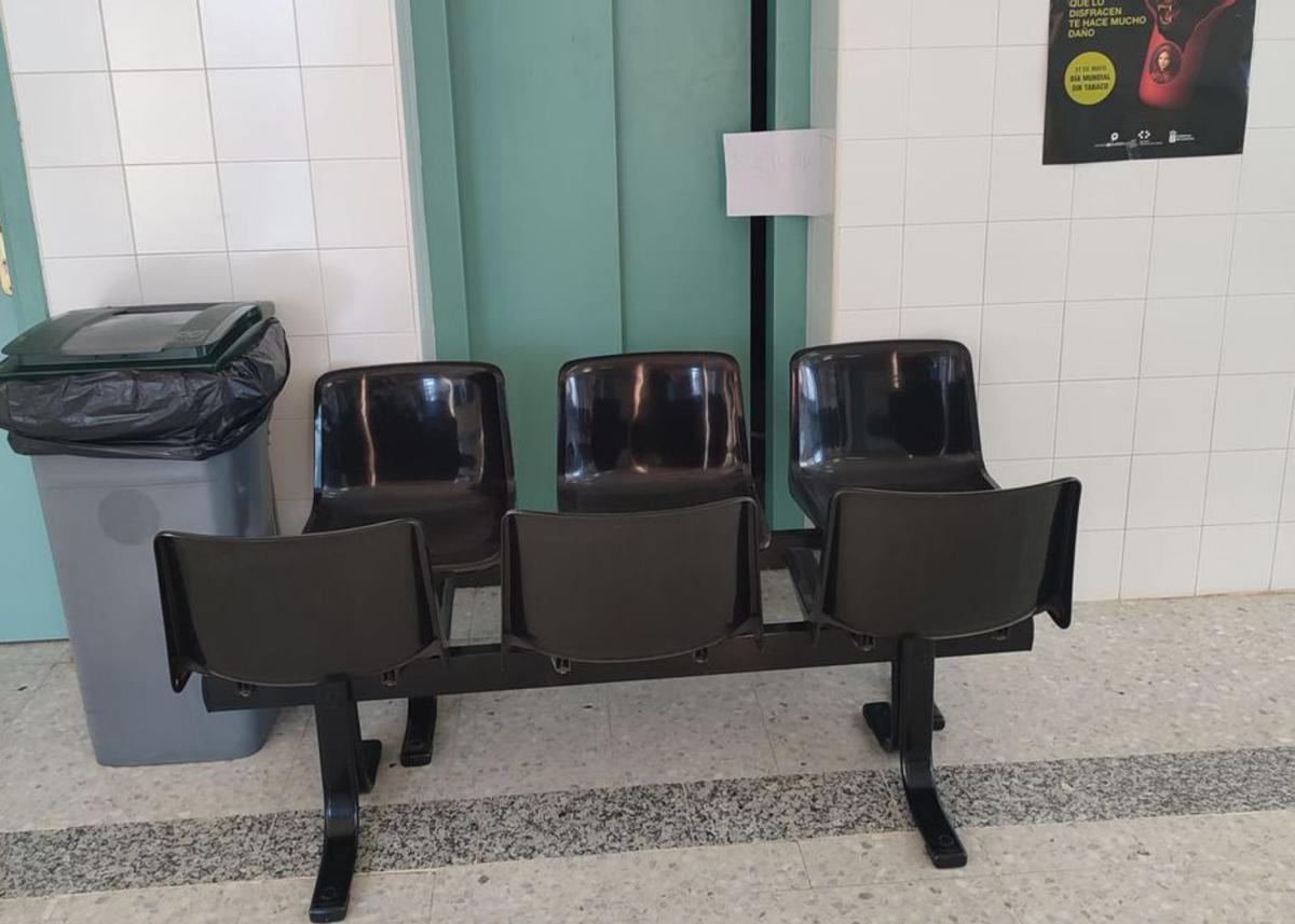Imagen del ascensor del centro de salud con el cartel de averiado. | LP / DLP