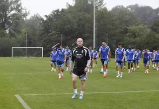 Calero, corazón e intensidad: así es el nuevo entrenador del Real Oviedo en los entrenamientos