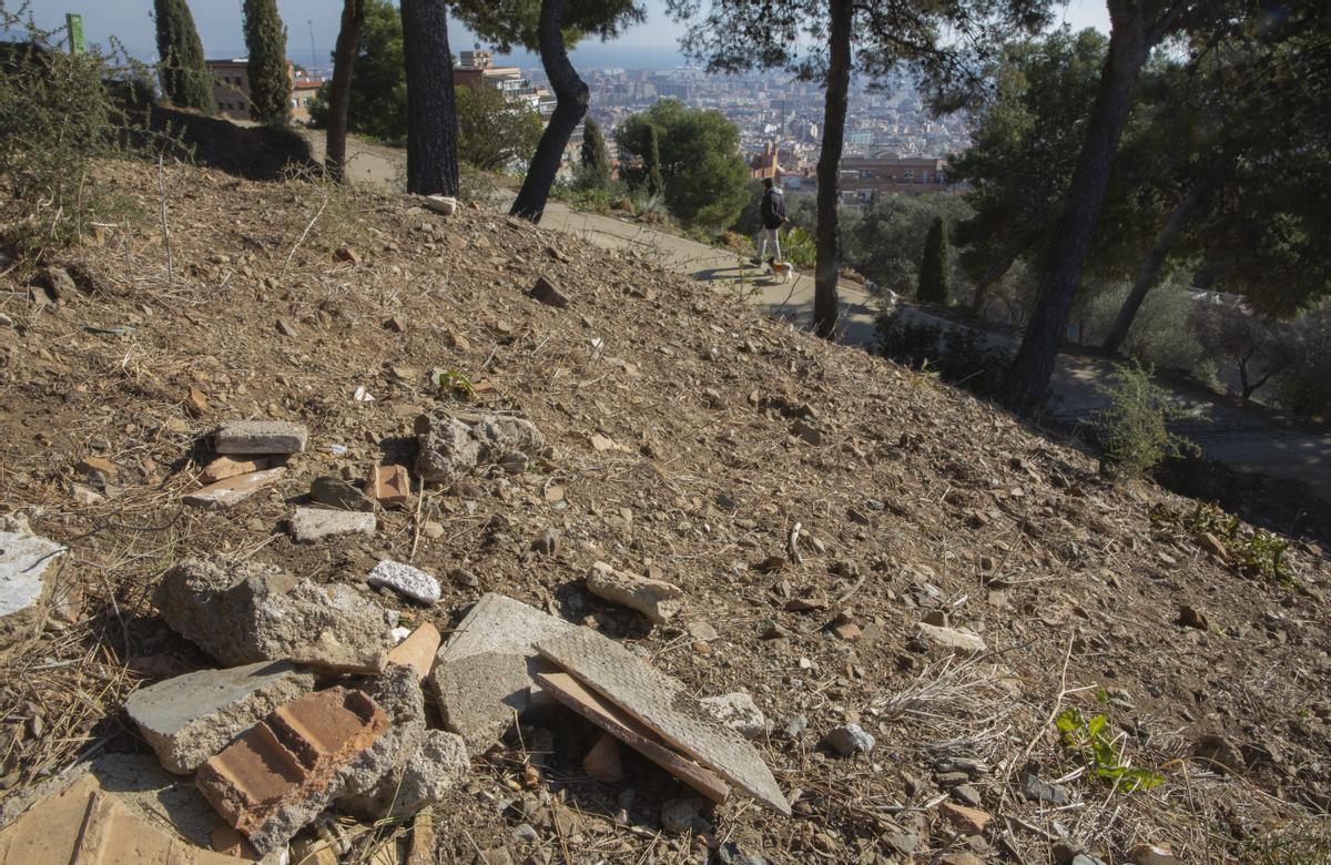 Restos de amianto entre la vegetación cercana al mirador del Nen de la rutlla, en el Parc del Guinardó, en el Turó de la Rovira