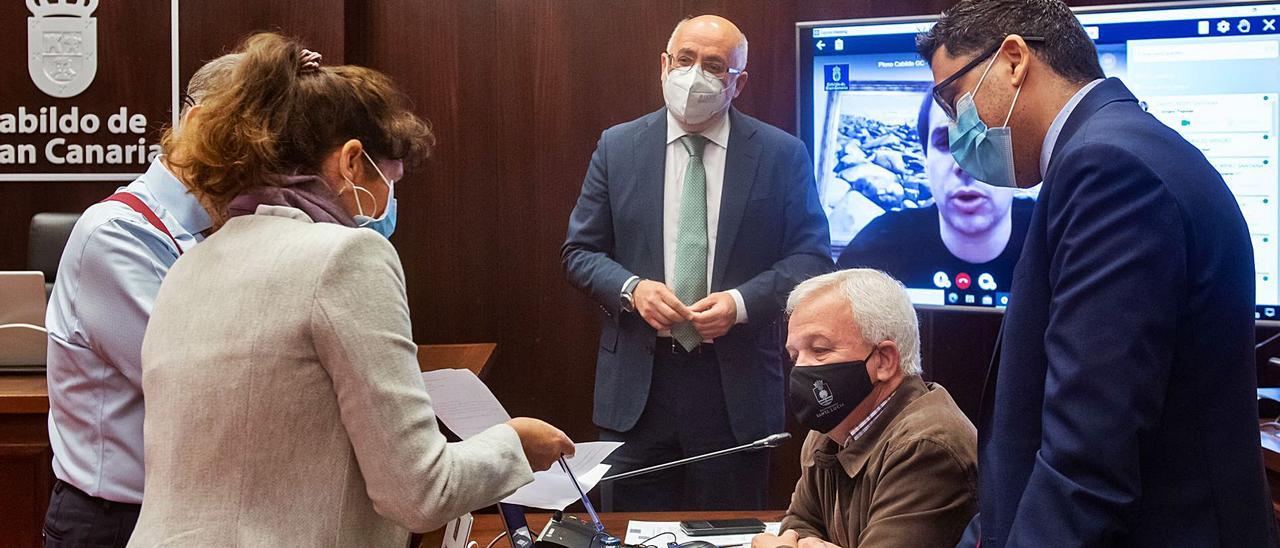 De izquierda a derecha, Pedro Justo Brito (NC), Conchi Monzón (Podemos), Antonio Morales, Carmelo Ramírez (NC) y Miguel Ángel Pérez (PSOE), en el Pleno de ayer.